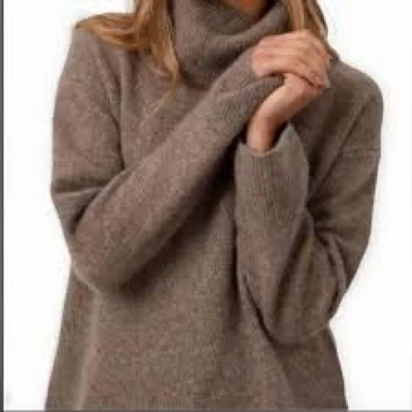 Rails Cashmere & silk blend beautiful sweater from Bloomingdale’s - Picture 2 of 11